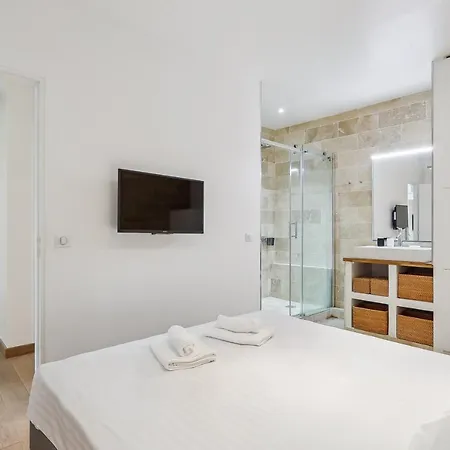 Luxury Living: Contemporain By Weekome Apartment Paris